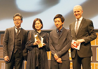 Representatives of Mazda and Shiseido accept the award