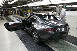「Mazda MX-5 RF（日本名：マツダ ロードスター RF）」の量産第一号車（欧州仕様車）