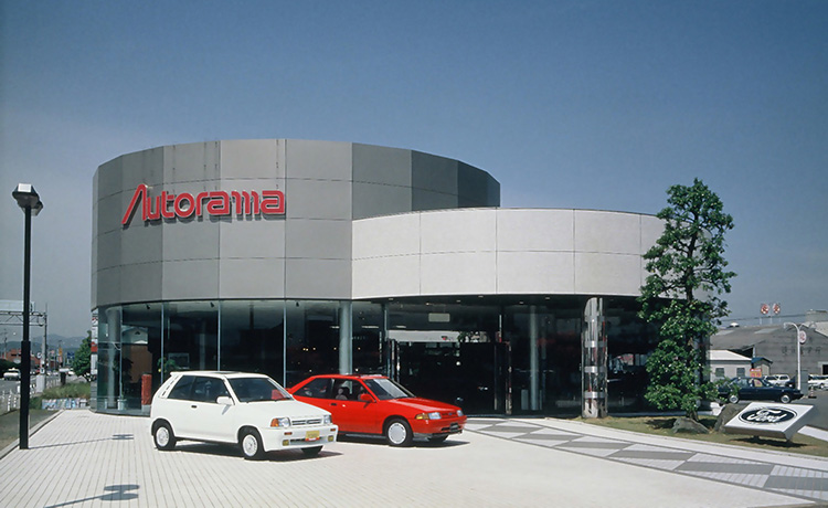 Exterior of dealer outlet of Autorama channel in 1990