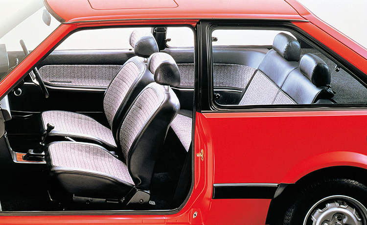 The top grade 1500XG equipped with electric sunroof and louge sofa-seats as standard equipment