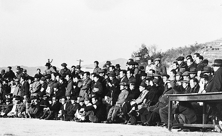 社内グラウンドで開催されたカープ紅白試合を松田恒次社長が観戦 (1951年)