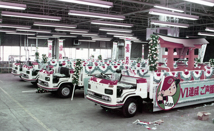 V1祝賀パレード車を社内で製作 (1975年)