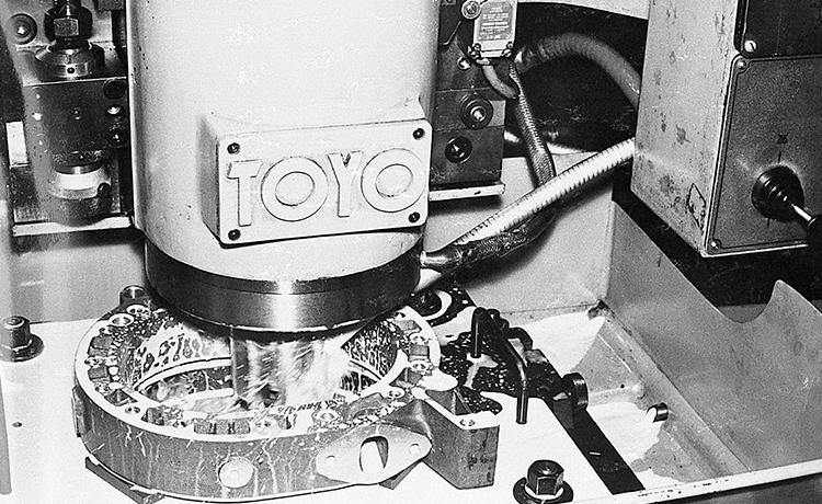 ローターハウジングの研削加工の様子 (1967年)