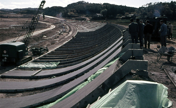 建設工事の様子 (1965年)
